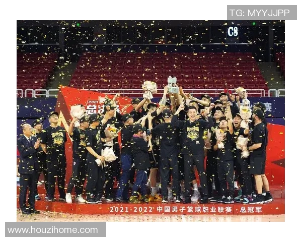 辽宁队夺得CBA总冠军后球迷狂欢场面感人